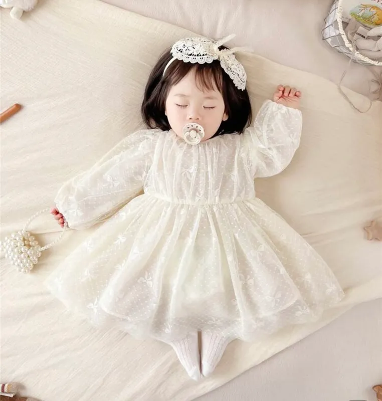 Vestido delicado de tul diseño lazos
