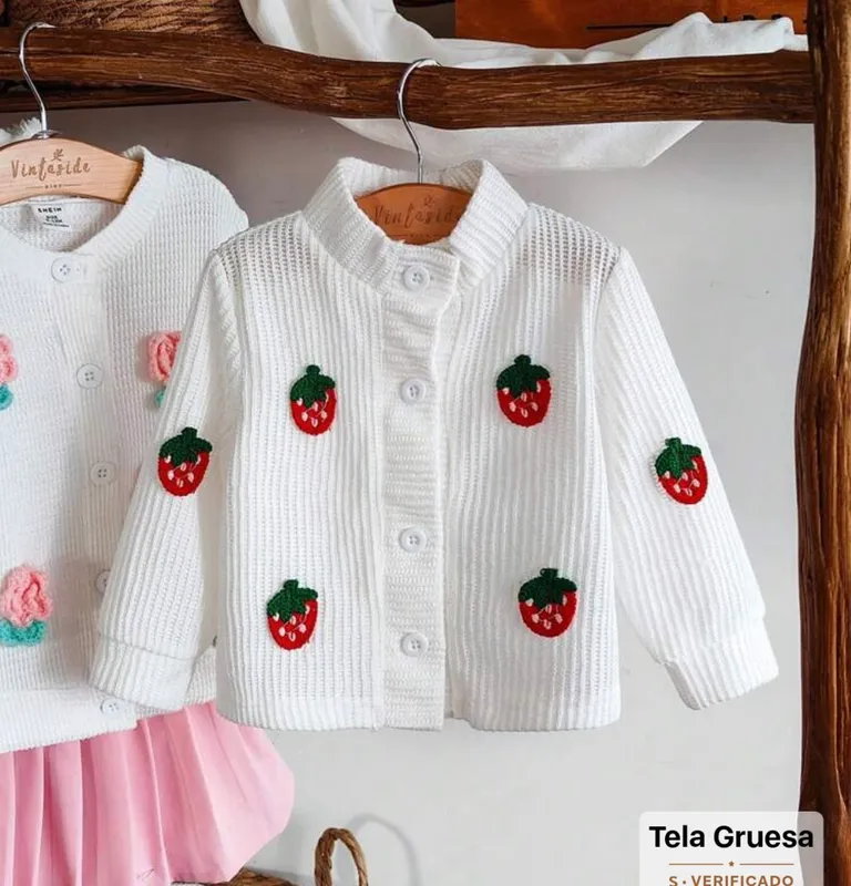 Chaqueta con fresas bordadas