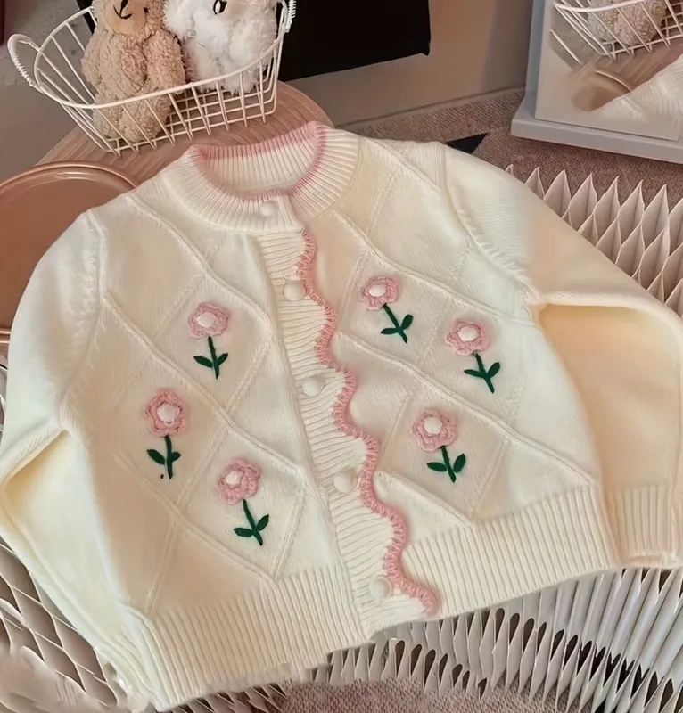 Cardigan de perlitas y flores bordadas